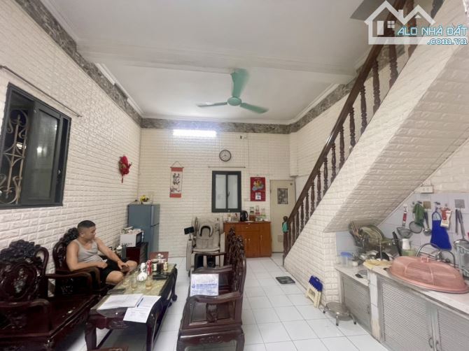CÁCH 1 NHÀ RA PHỐ TÔ HIẾN THÀNH - 42m2 - 3 tầng - 3