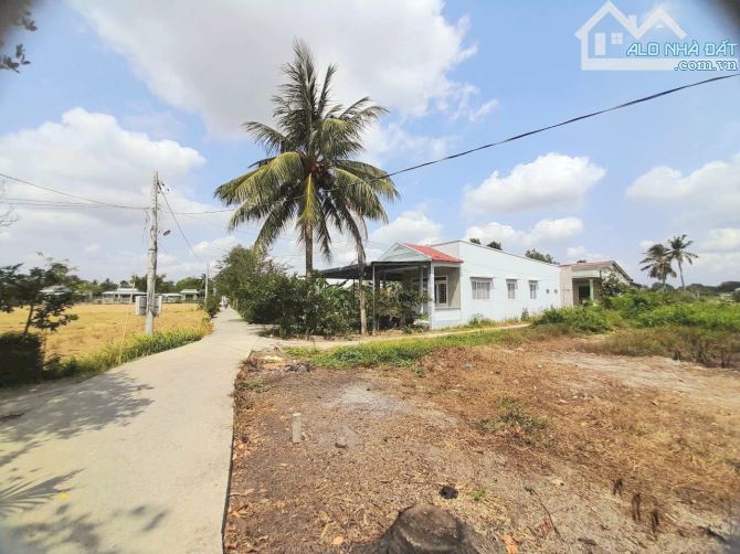 Hàng ngộp, 180m2 đất thổ cư gần Chợ Đức Tân, 350tr - 4