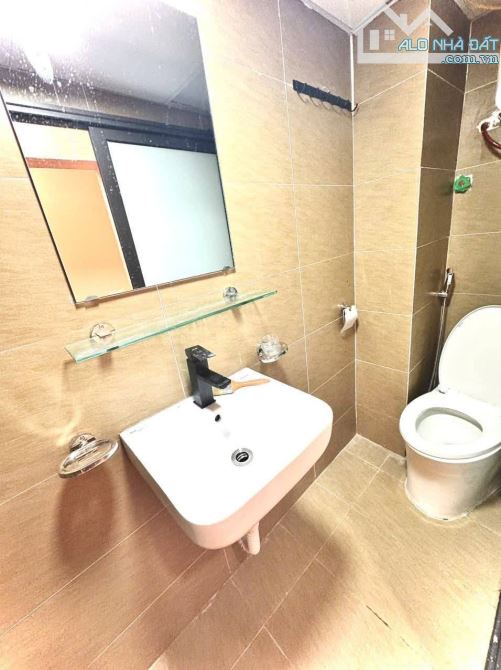 Nhà đẹp ở luôn Hoàng Hoa Thám Ba Đình. Sổ vuông 32m, 3 tầng MT4m2 Giá 4.4 tỷ - 4