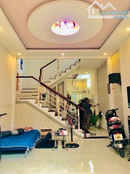 NGAY CẦU PHÚ XUÂN - HẺM 6M XE HƠI TRÁNH - NHÀ 3 TẦNG , Giá chỉ 5.7 Tỷ - 5
