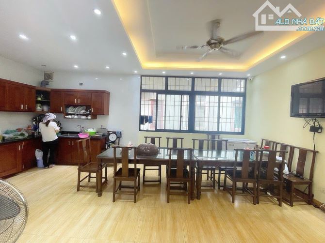 Bán căn LKBT Phùng Khoang 147m2*MT 7m. Phân lô Ôtô tránh vỉa hè. Sân vườn rộng. Giá 29 tỷ - 5