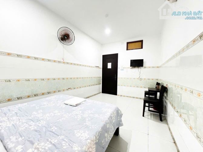 KHÁCH SẠN TRUNG TÂM 4 TẦNG - LÔ ĐÔI- DÒNG TIỀN TỐT- NGAY BẾN XE- GIÁ HẤP DẪN - 5