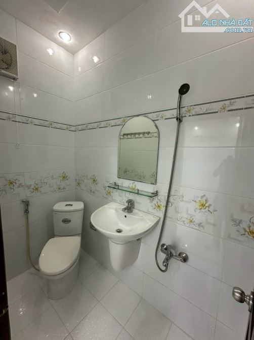 🏠Tạ Quang Bửu P2 Q8  DT 3,8 x 14,6 4 tầng. Giá 9,6 tỷ BL.  Mô tả:-Vị trí mặt tiền đường - 5