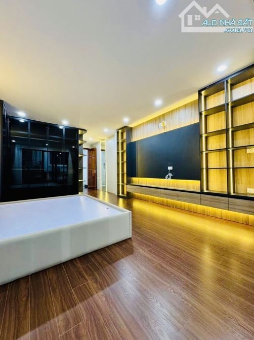 BÁN NHÀ PHÂN LÔ ĐỀN LỪ - HOÀNG MAI - GARA ÔTÔ - THANG MÁY - DT 54M x 6T. GIÁ BÁN 18.6 TỶ - 5