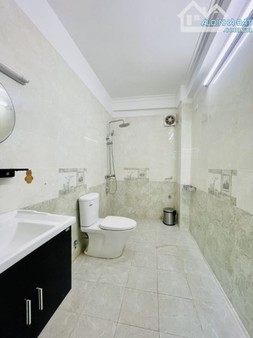 CÁCH 1 NHÀ RA PHỐ TRUNG PHỤNG - DT: 42m2 - 6 tầng - 5