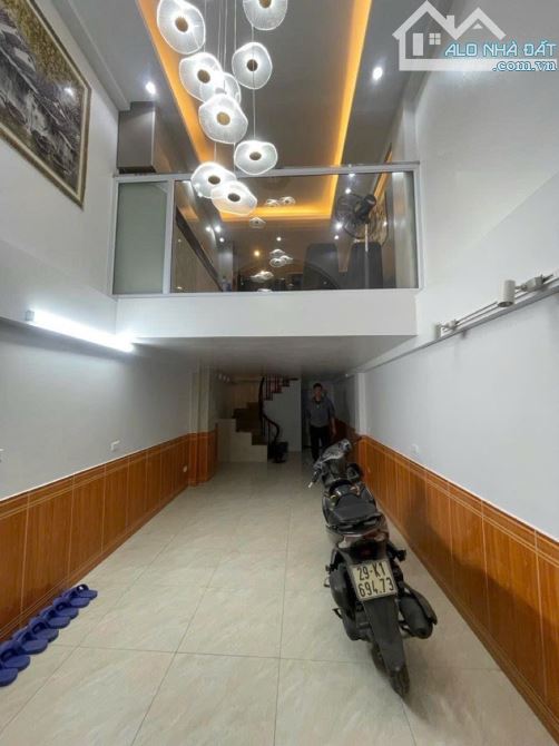Ô tô ngủ trong nhà - gần chợ Ngọc Thụy - 5 tầng - 7,5 tỷ - 6