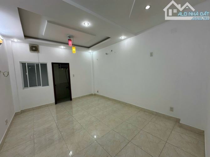 🏠Tạ Quang Bửu P2 Q8  DT 3,8 x 14,6 4 tầng. Giá 9,6 tỷ BL.  Mô tả:-Vị trí mặt tiền đường - 6