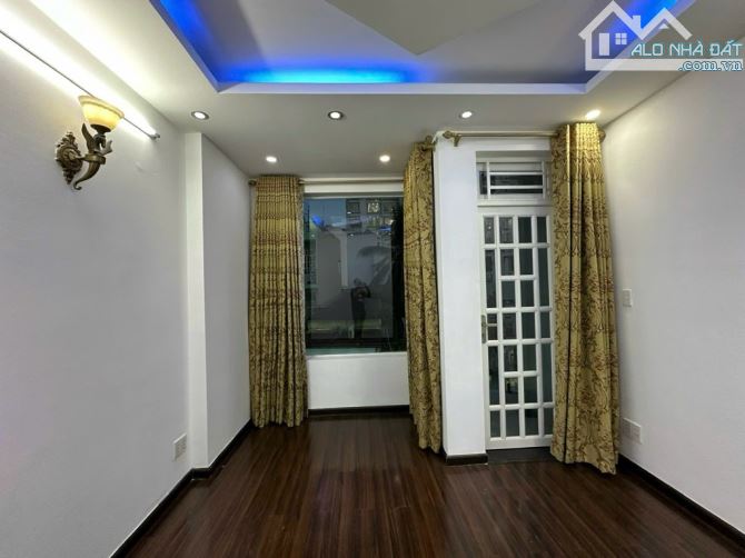 🏠Tạ Quang Bửu P2 Q8  DT 3,8 x 14,6 4 tầng. Giá 9,6 tỷ BL.  Mô tả:-Vị trí mặt tiền đường - 7