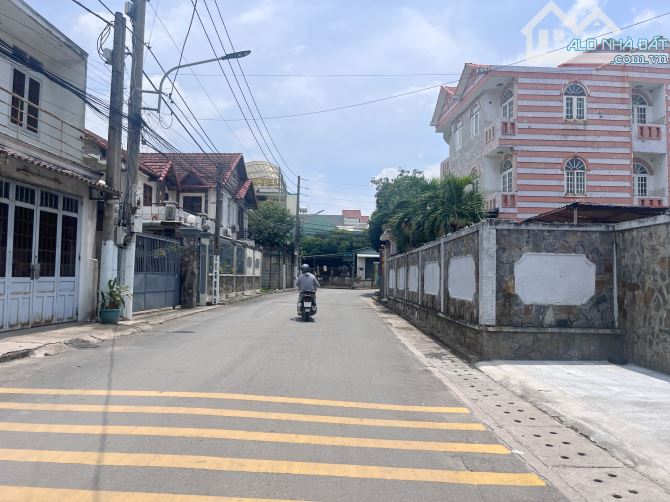 Nhà 3 tầng xây ở đẹp, ngang 6m, đường 6m, Đông Hoà, giáp Thủ Đức, chỉ 6,15 tỷ - 7