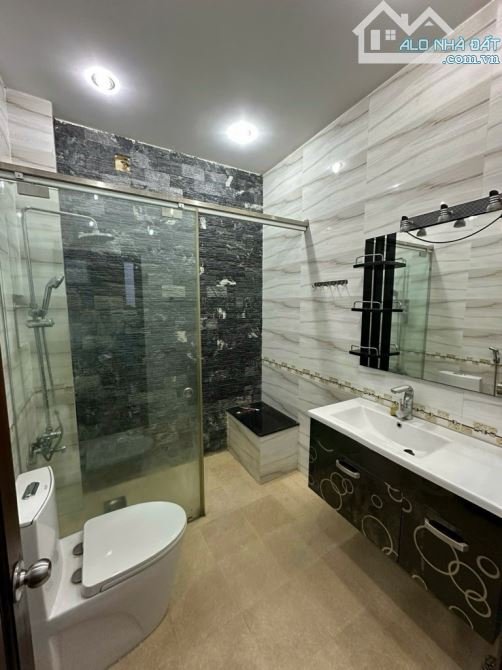 🏠Tạ Quang Bửu P2 Q8  DT 3,8 x 14,6 4 tầng. Giá 9,6 tỷ BL.  Mô tả:-Vị trí mặt tiền đường - 8