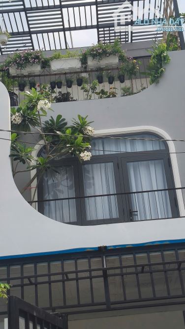NHÀ ĐẸP 3 TẦNG - SÁT KDL SUỐI TIỀN - NHỈNH 5 TỶ - FULL NỘI THẤT - 8