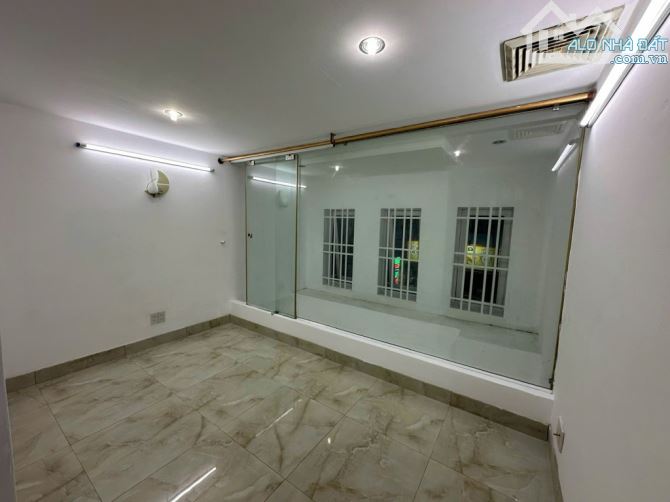 🏠Tạ Quang Bửu P2 Q8  DT 3,8 x 14,6 4 tầng. Giá 9,6 tỷ BL.  Mô tả:-Vị trí mặt tiền đường - 9