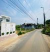 Sắp tới gia đình em chuyển định cư về quê nên để lại miếng đất giữa hai cái nhà này.