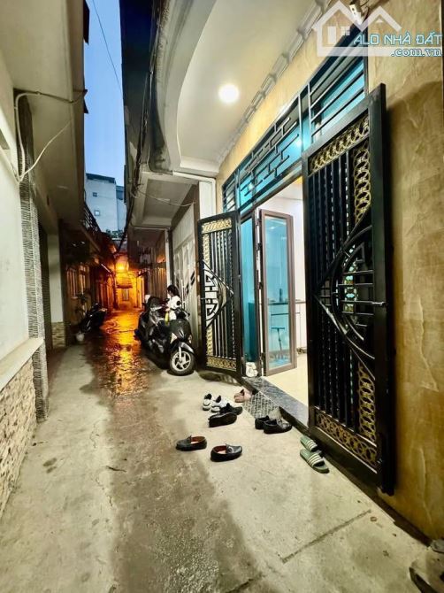 Nhà đẹp ở luôn Cầu Giấy. Sổ vuông 35m, 4 tầng 4 ngủ MT3m3 Giá 8 tỷ Full nội thất Ngõ 3 gác
