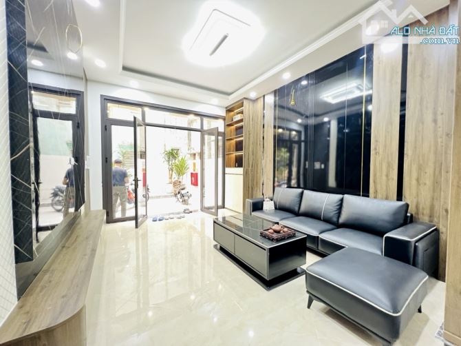 Bán Nhà Cổ Nhuế - Hàng Xóm Resco - 7 Tầng Thang Máy - 39m2 - 8 Tỷ..
