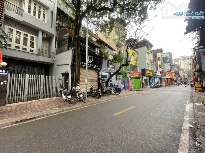 Bán gấp nhà mặt phố Dương Quảng Hàm 104m2, 2 thoáng, vỉa hè kinh doanh, giá 33,8 tỷ.