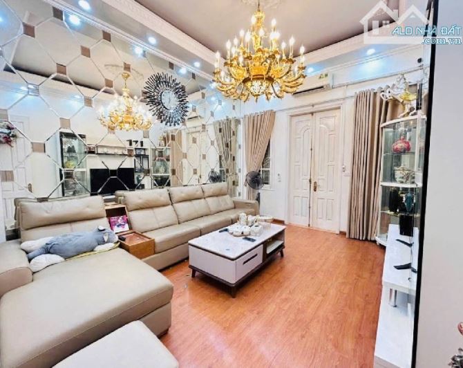 Nhà 5 tầng đẹp, 2 thoáng tại 106 Hoàng Quốc Việt, gara ô tô 7 chỗ, KD đa dạng