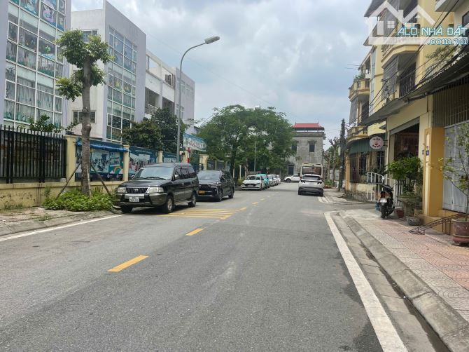 Bán đất Gia Thuy, Ô tô vào đất, Gần phố, 70 m2, mặt tiền 4,5 m, giá chỉ 14 tỷ.