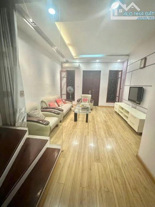Bán Nhà Phố Nguyễn Chí Thanh 65m2 x 5 Tầng MT 4.5 M Ô tô Đỗ Cửa NGõ Thông Q. Đống Đa