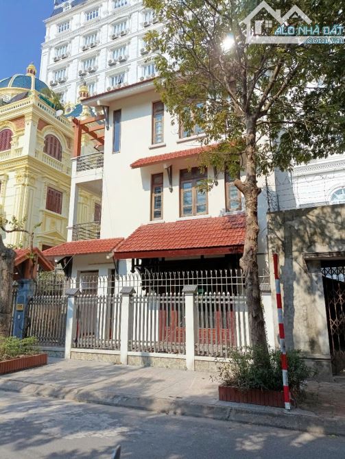 Bán Gấp-Nhà TT ĐH,Nở Hậu,ô tô đỗ cửa,thiết kế đẹp,đầu tư sinh lời,DT:98mMT:5,6m,giá:3,4tỉ