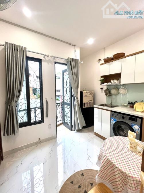 Cho thuê căn hộ 1PN quận 3, ban công, máy giặt riêng, gần sân bay