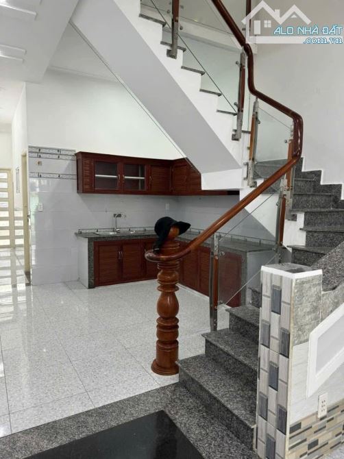 NHÀ 1 TRỆT 1 LẦU NGAY THỊ TRẤN BẾN LỨC, GIÁ CHỈ 2TỈ5, SỔ HỒNG CÓ SẴN.