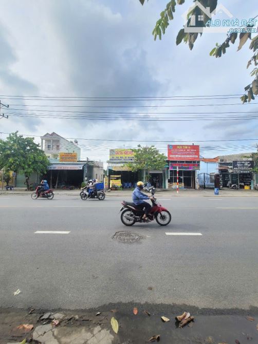 Bán căn góc 1T1L 5x36m, mặt tiền sầm uất ĐT.743B p.Tân Đông Hiệp, thu nhập 13.5tr/th