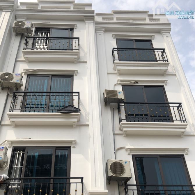 Nhà đẹp Yên Bệ 40m2 4 tầng mặt tiền gần 4m 4 phòng ngủ ngõ thông ô tô đỗ cửa 4 tỷ 8