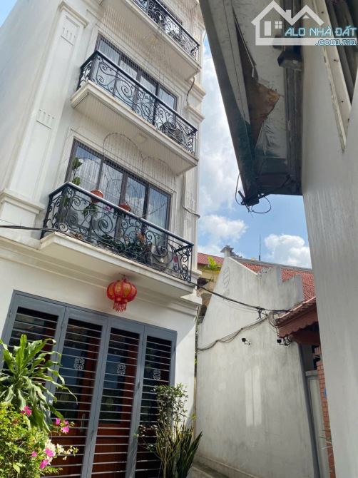 Thạch Bàn, gara ô tô , thang máy , nhà mới xây vị trí đẹp