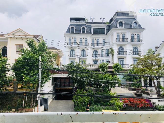 NHÀ PHỐ MẶT TIỀN TRẦN BÌNH TRỌNG 4 TẦNG 9PN 7WC CÁCH CHỢ ĐÀ LẠT 2KM GIÁ 15 TỶ
