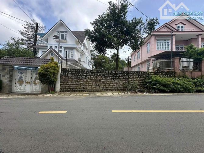 ĐẤT MẶT TIỀN NGÔ HUY DIỄN P5 320M2 HƯỚNG ĐÔNG NAM CÁCH CHỢ ĐÀ LẠT 2KM GIÁ 24 TỶ