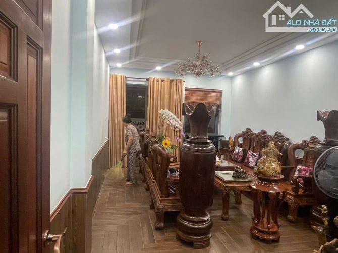 Bán nhà Hẻm VIP -Trần Hưng Đạo -Quận 1 - Dt : 4m x 18m -Nhà 5 tầng -mới -Giá 27 tỷ