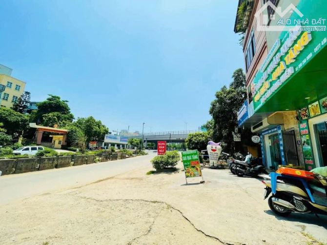 BÁN NHÀ PHỐ PHẠM VĂN ĐỒNG TỪ LIÊM  25 TỶ 100M2 MT 9 5T Ô TÔ  TRÁNH  DOANH SÁT PHỐ