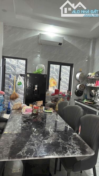 Cho thuê nhà 1 Trệt 2 lầu 4PN 5WC nhà đẹp như hình giá rẻ hẻm ô tô