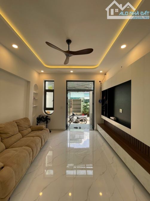Giáp Quận 6 An Dương Vương nhà mới 2 tầng hẻm ô tô.