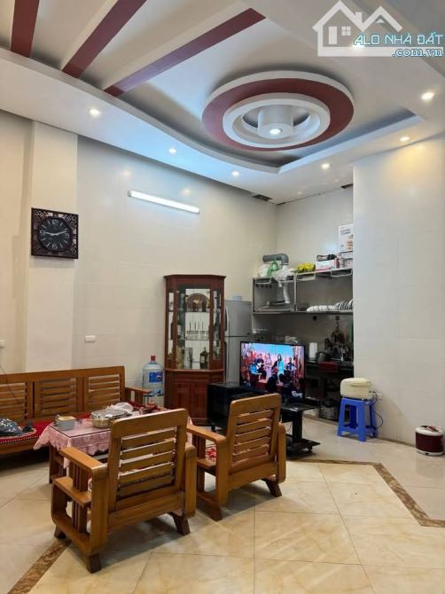 Nguyễn Văn Cừ 3 tầng 36m nhỉnh 3 tỷ ngõ nông