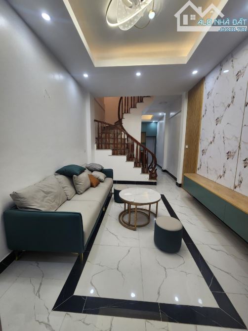 Nhỉnh 5 TỶ, Nguyễn Khoái-HM, Ô tô đỗ cửa, gần Phố, dân xây kiên cố, 4 ngủ rộng rãi.