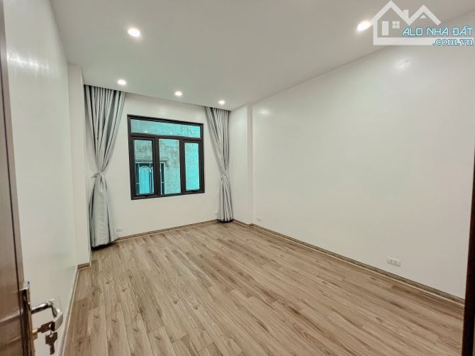 Bán nhà Hồng Mai 40m2, 4T dân xây, lô góc, bagac đỗ cửa, full đồ. Giá 9.3 tỷ sổ đỏ đẹp