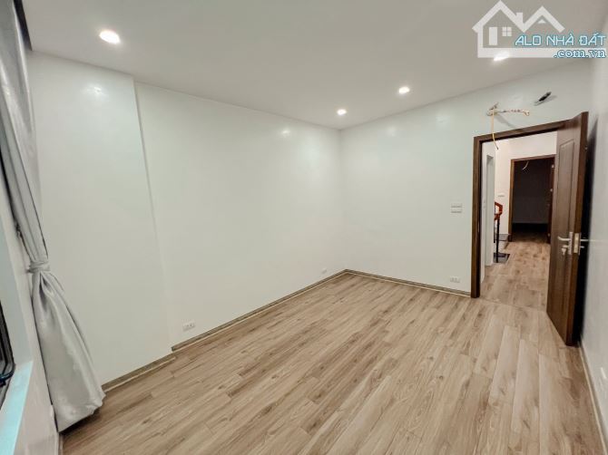 Bán nhà Hồng Mai 40m2, 4T dân xây, lô góc, bagac đỗ cửa, full đồ. Giá 9.3 tỷ sổ đỏ đẹp