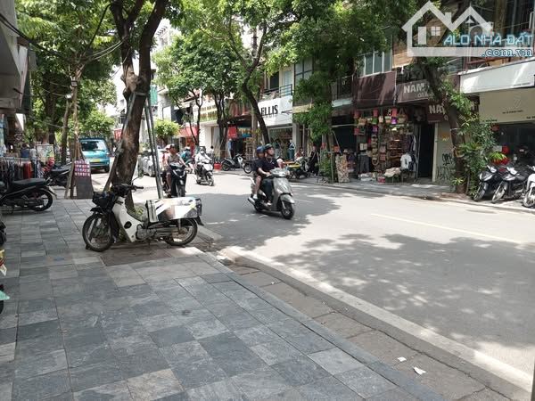 Bán nhà mặt phố Hàng Bông - DT 380m2 - MT 13.5m - 190 tỷ - Gần Hàng Gai