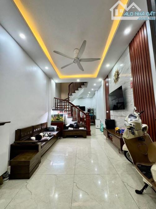 Nhà đẹp ở luôn Cầu Giấy. Sổ vuông 35m, 4 tầng 4 ngủ MT3m3 Giá 8 tỷ Full nội thất Ngõ 3 gác - 1