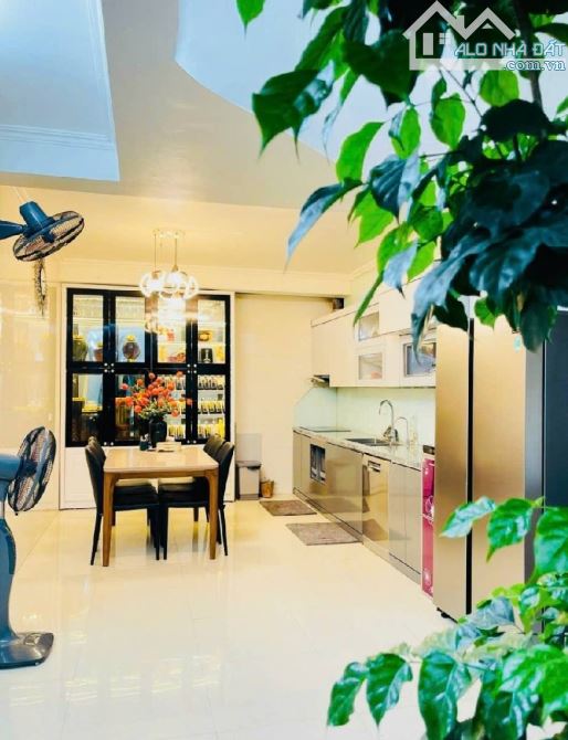 Nhà 5 tầng đẹp, 2 thoáng tại 106 Hoàng Quốc Việt, gara ô tô 7 chỗ, KD đa dạng - 1