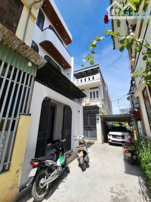 Bán Nhà 3 tầng sân cổng riêng. Cách Hoàng Huy 400m, vị trí sau nhà mặt đường - 1