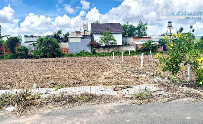 BÁN ĐẤT VỊ TRÍ VÀNG GẦN CHỢ, ỦY BAN,SÁT KHU TÁI ĐỊNH CƯ HẮC DỊCH - 1