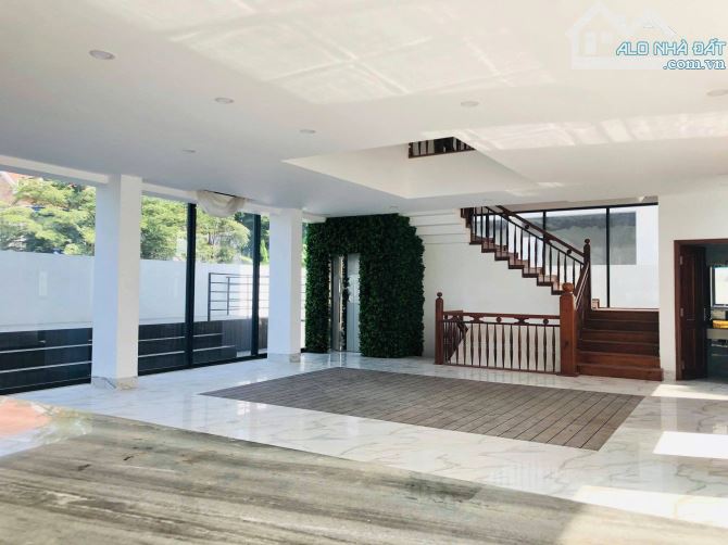 CHO THUÊ NHÀ MẶT TIỀN 173 NGUYỄN VĂN HƯỞNG, Q2 - 21M X 20M - 1 HẦM 4 TẦNG -THANG MÁY - 1