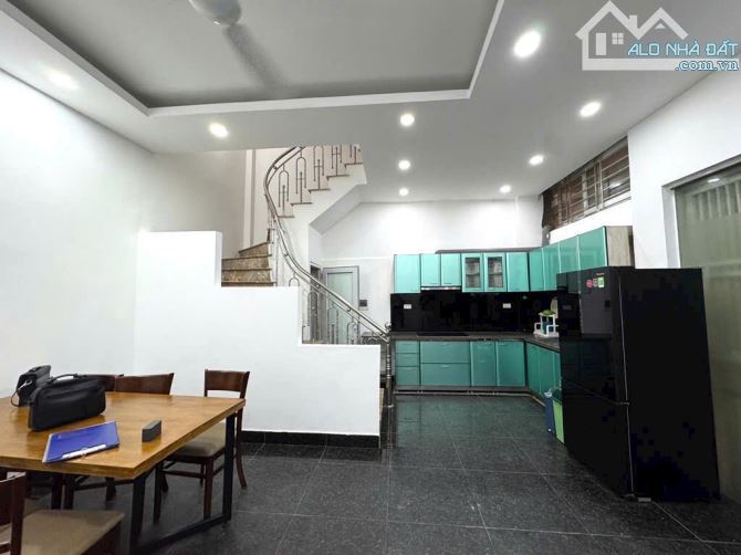 Bán nhà Cát Linh, 10m ra đường ô tô, mặt tiền rộng, nhà đẹp ở ngay, 40m2, 4 tầng, giá 8 tỷ - 1