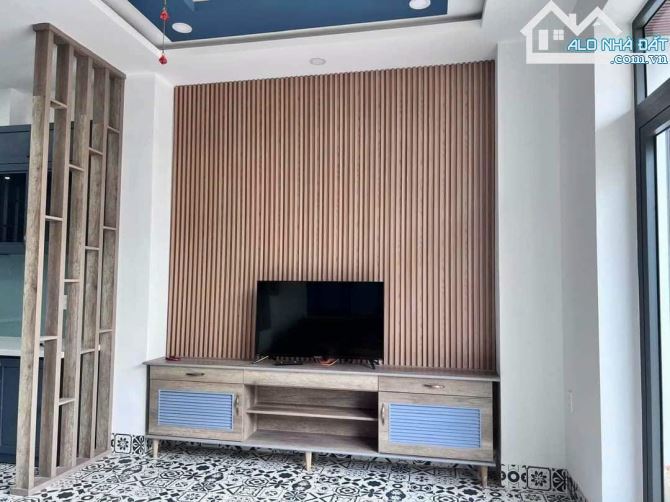 CHO THUÊ NHÀ NỘI THẤT CAO CẤP THỦ KHOA HUÂN  Giá thuê 9.5 triệu.  Kết cấu 1 trệt 2 lầu - 1