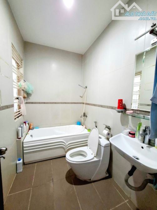 Bán nhà đẹp view công viên KDC Bông Sao P.5 Q8 - Diện tích lớn 5.7x18, 3 tầng 3PN - 1