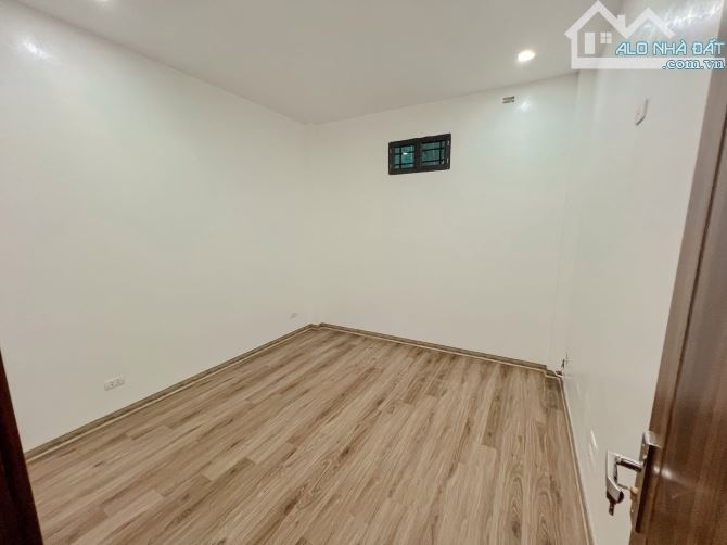 Bán nhà Hồng Mai 40m2, 4T dân xây, lô góc, bagac đỗ cửa, full đồ. Giá 9.3 tỷ sổ đỏ đẹp