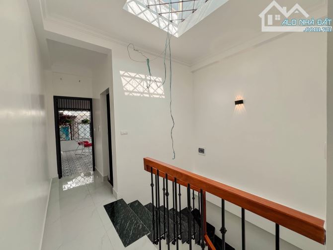 Bán nhà Hồng Mai 40m2, 4T dân xây, lô góc, bagac đỗ cửa, full đồ. Giá 9.3 tỷ sổ đỏ đẹp